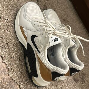 Worn once Women’s Nike Air Max in 9.5